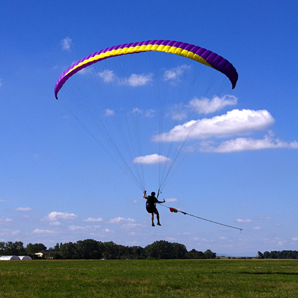 Paraglider_towed_launch_副本.jpg